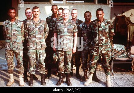 GEN. John M. Shalikashvili, chairman of the Joint Chiefs of STAFF, takes time during his visit to pose for a group picture with the troops. All are dressed in camouflaged fatigues. Subject Operation/Series: RESTORE HOPE Base: Kigali Country: Rwanda (RWA) Stock Photo