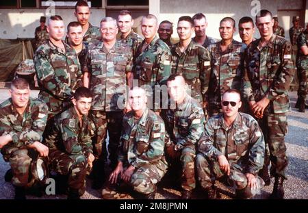 GEN. John M. Shalikashvili, Chairman of the Joint Chiefs of STAFF, takes time during his visit to pose for a group picture with the troops. Subject Operation/Series: RESTORE HOPE Base: Kigali Country: Rwanda (RWA) Stock Photo