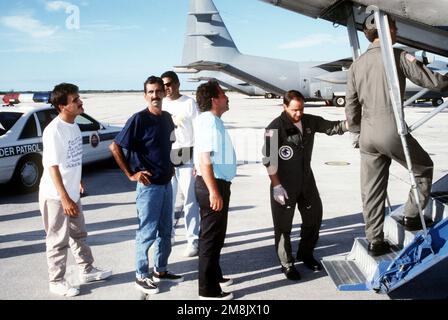 Cuban migrants are shown boarding a C-9 aircraft for transportation from the makeshift compound at the Truman annex to Port Isabel, Texas. They are some of the thirty five Cubans who had landed by boat at Fort Jefferson State Park in the dry Tortugas located west of Key West on the 8th of September. Base: Naval Air Station, Key West State: Florida (FL) Country: United States Of America (USA) Stock Photo