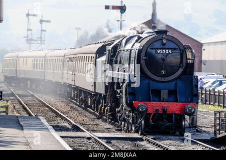 The British Railways built 92203 Black Prince 9F class locomotive pulls in at Toddington railway stations in the Cotswolds in Britain.  The Black Prin Stock Photo