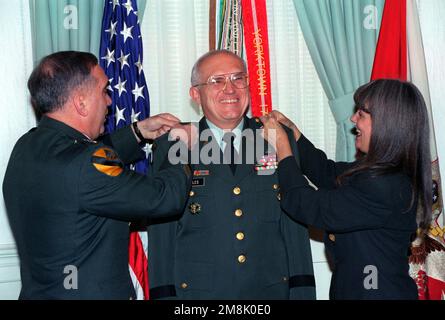 GEN John H. Tilelli, Jr. (left), Army Vice CHIEF of STAFF, pins on major general stars on Robert H. Scales as he assumes the position of Director, Operations Readiness and Mobilization (ODCSOPS). Assisting in the promotion ceremony is MGEN Scales' wife, Diana. Base: Pentagon State: District Of Columbia (DC) Country: United States Of America (USA) Stock Photo