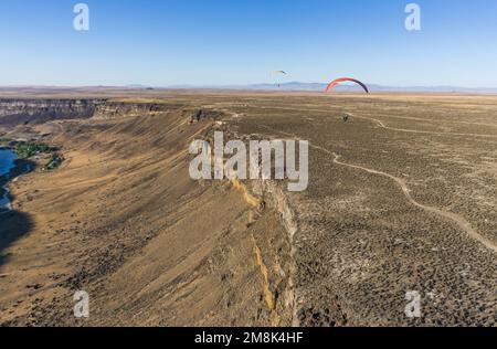 Paragliders soaring around Swan Falls Dam Stock Photo