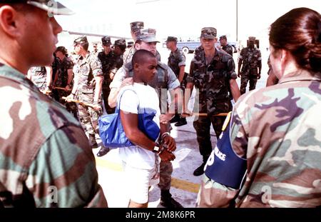 Cuban migrants who are considered dangerous to themselves and others are kept under close supervision by military police, US Air Force, Army and Marine Corps personnel upon their arrival. Subject Operation/Series: SEA SIGNAL Base: Guantanamo Bay Country: Cuba (CUB) Stock Photo