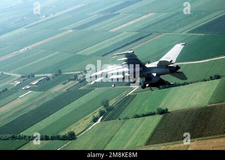 A U.S. Air Force F-16C Fighting Falcon of the 510th Fighter Squadron banks toward the airfield. The aircraft is completing a sortie in support of the enforcement of a NATO no fly zone over Bosnia-Herzegovina. Exact Date Shot Unknown. Subject Operation/Series: DENY FLIGHT Base: Aviano Air Base State: Pordenone Country: Italy (ITA) Stock Photo