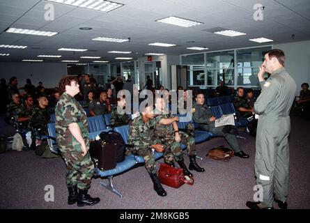 Colonel Don Shell, reservist from 4th Air Force , McClellan AFB, Calif., briefs personnel from the 928th Airlift Wing, Chicago, Ill., on upcoming events during Patriot Express '95. Subject Operation/Series: PATRIOT EXPRESS '95 Base: Kansas City Downtown Airport State: Missouri (MO) Country: United States Of America (USA) Stock Photo