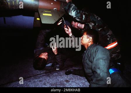 US Air Force weapon loaders load an AGM-123 Skipper air to surface missile onto aircraft prior to take off for NATO air strikes on Serbian targets surrounding Sarajevo, Bosnia-Herzegovina. Subject Operation/Series: DELIBERATE FORCE Base: Aviano Air Base State: Pordenone Country: Italy (ITA) Stock Photo