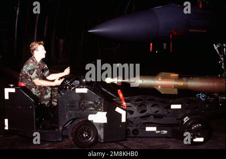 US Air Force weapon loaders load an AGM-123 Skipper air to surface missile onto aircraft, prior to take off for NATO air strikes on Serbian targets surrounding Sarajevo, Bosnia-Herzegovina. Subject Operation/Series: DELIBERATE FORCE Base: Aviano Air Base State: Pordenone Country: Italy (ITA) Stock Photo