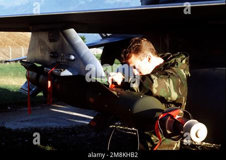 US Air Forces weapon loaders load an AGM-123 Skipper air to surface missile onto a F-16C Fighting Falcon aircraft of the 555th Fighter Squadron prior to NATO air strikes on Serbian targets surrounding Sarajevo, Bosnia-Herzegovina. Subject Operation/Series: DELIBERATE FORCE Base: Aviano Air Base State: Pordenone Country: Italy (ITA) Stock Photo