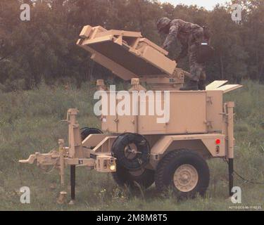 During a simulated tactical scenario, SPC Bryan A. Cook, HHB 1ST of the 44th Air Defense Artillery, 4th Infantry Division, is shown raising the radar on the Forward Area Air Defense Ground-Base Sensor (FAAD GBS) field equipment. Base: Fort Hood State: Texas (TX) Country: United States Of America (USA) Stock Photo