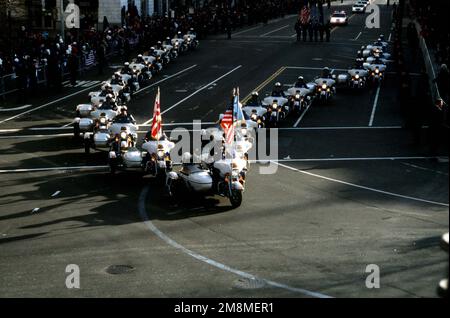 The Washington D.C. Metropolitan Police Motorcycle Unit leads the Presidential Escort to the White House during the 1997 presidential inaugural parade. State: District Of Columbia (DC) Country: United States Of America (USA) Stock Photo