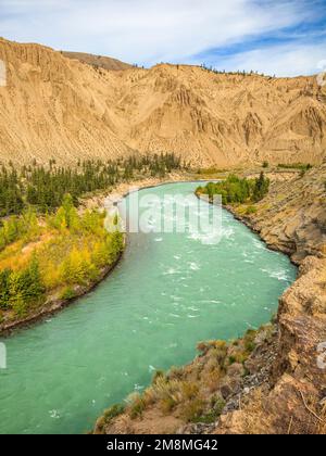 The Chilcotin River flowing through the massive sand dunes in Farwell Canyon Stock Photo