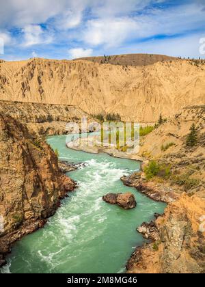 The Chilcotin River flowing through the massive sand dunes in Farwell Canyon Stock Photo