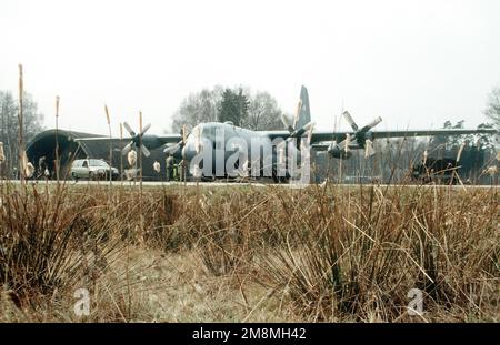 The 61st Airlift Squadron, Little Rock Air Force Base, Ark. is providing inter-theater transport capability to the former Yugoslavia region in support of the operation. The crew prepares the C-130 Hercules aircraft for takeoff from their temporary home of Ramstein Air Base, Germany. Subject Operation/Series: JOINT GUARD Base: Ramstein Air Base State: Rheinland-Pfalz Country: Deutschland / Germany (DEU) Stock Photo