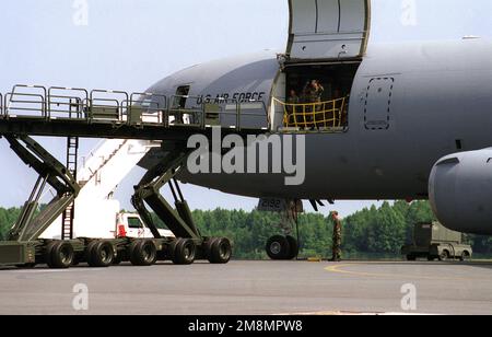 In a demonstration of the new 60K Tunner Loader capabilities it is raised to the height needed to reach the cargo bay door of a KC-10 Extender tanker aircraft. The new loader will support a 60,000 pound maximum load, carry 463L pallets, is 65 feet long, 14 feet wide and has a maximum height of 18 feet. Base: Dover Air Force Base State: Delaware (DE) Country: United States Of America (USA) Stock Photo