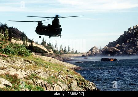 A CH-47 from Detachment 1, Company G, 140th Aviation, Nevada Army National Guard, drops off the Navy's Zodiac boat. The Navy's Explosive Ordnance Disposal Mobile Unit 7 from San Diego, California will search the lake, one of six near the crash site, for remnants of the four 500 pound bombs carried by the A-10 that crashed on Gold Dust Peak. Base: New York Lake State: Colorado (CO) Country: United States Of America (USA) Stock Photo