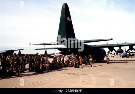 US Army paratroopers, from the 82nd Airborne Division, Fort Bragg, NC, prepare to board a C-130 Hercules. Subject Operation/Series: JOINT TASK FORCE EXERCISE 98-1 Base: Pope Air Force Base State: North Carolina (NC) Country: United States Of America (USA) Stock Photo