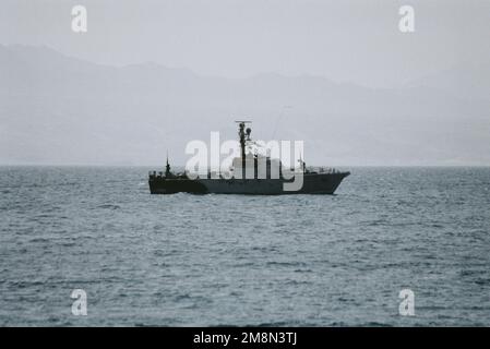 A starboard side view of the Israeli Dabar class (Coastal Patrol Craft) patrol boat PC 860 holding station in the Gulf of Aqaba off Eilat, Israel. Country: Red Sea Stock Photo