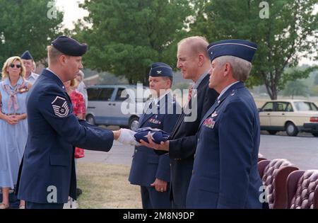 Andrew Air Force Base Honor Guard presents the flag to the Honorable Sam Johnson from the US House of Representatives. Mr. Johnson was the guest speaker at the special wreath laying ceremony during the retreat held at Andrews Air Force Base, Maryland, on the 17th of September 1998. Base: Andrews Air Force Base State: Maryland (MD) Country: United States Of America (USA) Stock Photo