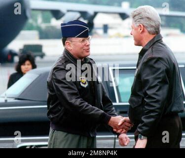 GEN John P. Jumper, commander of U.S. Air Forces in Europe, greets US President William Jefferson Clinton as he visits Ramstein Air Base, Germany, May 5. Clinton stopped at Ramstein AB as part of a whirlwind tour of European bases to thank military members and their families (not shown) for their support of Operations Allied Force and Shining Hope. Subject Operation/Series: ALLIED FORCESHINING HOPE Base: Ramstein Air Base State: Rheinland-Pfalz Country: Deutschland / Germany (DEU) Stock Photo