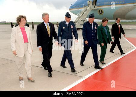 President William Jefferson Clinton (2nd from left) walks on the Peterson Air Force Base, Colorado, flight line past Air Force One with Mrs. Lord (left), US Air Force Lieutenant General Lance W. Lord, Vice Commander, Air Force Space Command, USAF Brigadier General Jerry M. Drennan, Commander, 21st Space Wing, Peterson AFB, CO, and Mrs. Drennan. This event took place on June 2nd, 1999. Base: Peterson Air Force Base State: Colorado (CO) Country: United States Of America (USA) Stock Photo