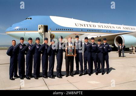US President William Jefferson Clinton holds a mirrored gift presented to him by the 1999 USAF Thunderbirds Aerial Demonstration Team with the Boeing 747-200B (VC-25A) Air Force One Presidential Aircraft in the background. This event took place at Peterson Air Force Base, Colorado, on June 2nd, 1999. Base: Peterson Air Force Base State: Colorado (CO) Country: United States Of America (USA) Stock Photo