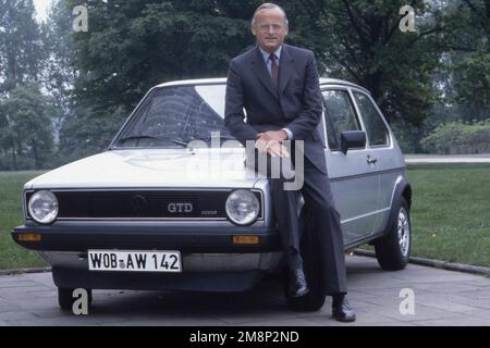 Wolfsburg, Deutschland. 15th Jan, 2023. ARCHIVE PHOTO: Carl HAHN died at the age of 96Carl Horst HAHN, Carl H. Hahn, Germany, Manager, Management Chairman of Volkswagen AG, leaning on a VW Golf, whole figure, full body, May 20th, 1982. ?SVEN SIMON, Princess-Luise-Str.41#45479 Muelheim/Ruhr#tel.0208/9413250#fax 0208/9413260#GLSB bank account no.: 4030 025 100, BLZ 430 609 67#www.SvenSimon.net #email:SvenSimon@t-online.de. Credit: dpa/Alamy Live News Stock Photo