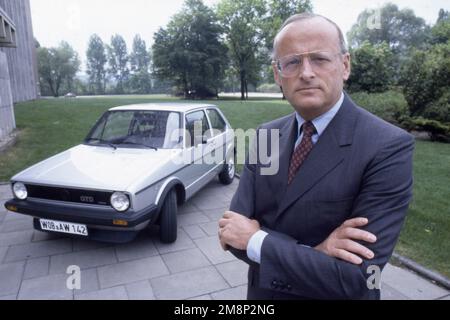Wolfsburg, Deutschland. 15th Jan, 2023. ARCHIVE PHOTO: Carl HAHN died at the age of 96Carl Horst HAHN, Carl H. Hahn, Germany, Manager, Management Chairman of Volkswagen AG, in the background a VW Golf, half-length portrait, half-length, half-length, May 20th, 1982. ?SVEN SIMON, Princess-Luise-Str.41#45479 Muelheim/Ruhr#tel.0208/9413250#fax 0208/9413260#GLSB bank account no.: 4030 025 100, BLZ 430 609 67#www.SvenSimon.net #email:SvenSimon@t-online.de. Credit: dpa/Alamy Live News Stock Photo