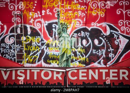 New York City Manhattan 777 8th Avenue Visitor Centre with small Statue of Liberty covered in graffiti Stock Photo