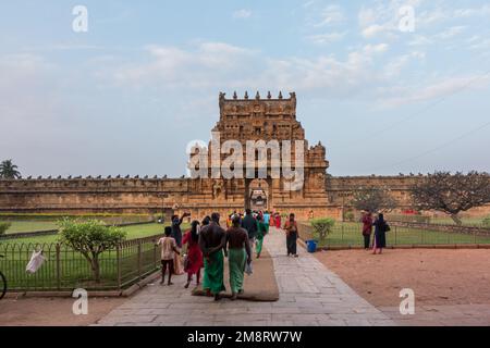 Pilgrims entering through the RajaRajan Tiruvasal Entrance at Thanjavur Brihadisvara temple Stock Photo