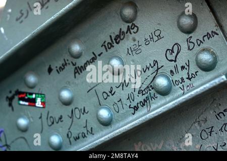 Graffiti on the Eiserner Steg (Iron Bridge) in Frankfurt, Germany, 2022 Stock Photo