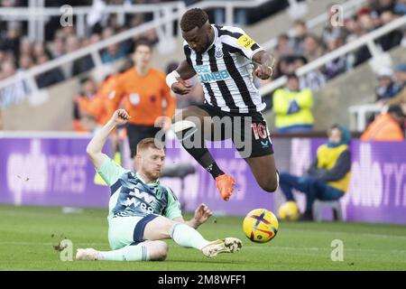 Newcastle Upon Tyne, UK. 15th Jan, 2023. NEWCASTLE UPON TYNE, ENGLAND - JANUARY 10: Harrison Reed of Fulham and Allan Saint-Maximin of Newcastle United in action during the Premier League match between Newcastle United and Fulham FC at St. James Park on January 15, 2023 in Newcastle upon Tyne, United Kingdom. (Photo by Richard Callis/SPP) (Foto: Richard Callis/Sports Press Photo/C - ONE HOUR DEADLINE - ONLY ACTIVATE FTP IF IMAGES LESS THAN ONE HOUR OLD - Alamy) Credit: SPP Sport Press Photo. /Alamy Live News Stock Photo