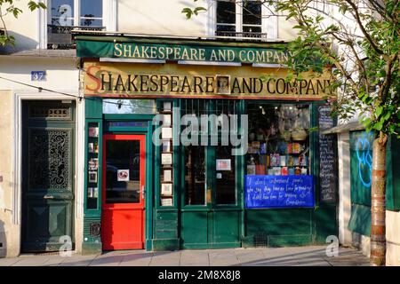 Paris: Shakespeare and Company bookshop soon after sunrise in Latin Quarter, Rive Gauche (Left Bank), Paris, France Stock Photo