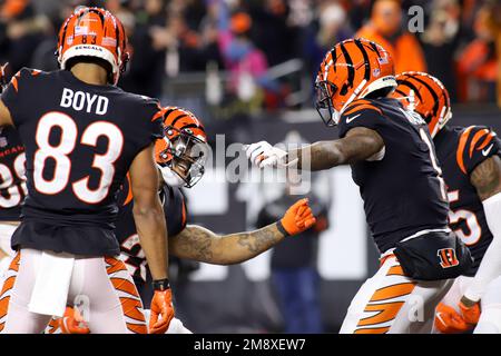 East Rutherford, New Jersey, USA: November 3, 2021, Cincinnati Bengals  running back Joe Mixon (28) gets flipped after making a long run during a  NFL football game against the New York Jets