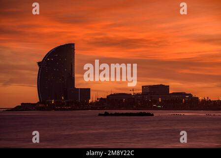 Hotel W Vela at sunset, seen from the Barceloneta beach (Barcelona, Catalonia, Spain) ESP: Hotel W Vela al atardecer, visto desde la playa. España Stock Photo