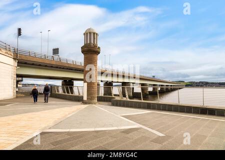 17 September 2022: Dundee, Scotland - The Telford Beacon, built at the entrance to Telford's Docks, now demolished, and the Tay Road Bridge. Stock Photo