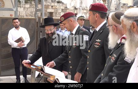 JERUSALEM, ISRAEL - JANUARY 16: The new IDF Chief of Staff Herzi Halevi prays with his predecessor, Lt. General Aviv Kochavi during their visit at the Western Wall, the holiest place where Jews can pray on January 16, 2023, in Jerusalem, Israel. Herzi Halevi was sworn in today as the new chief of staff of the Israel Defense Forces, He was raised with a Jewish religious-nationalist background and lives in a Jewish settlement in the West Bank. Credit: Eddie Gerald/Alamy Live News Stock Photo