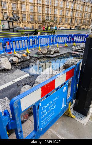 London, UK. 16th Jan, 2023. Singns thank the public for their patience - Thames water leave a large hole, which is leaking water and blocking the traffic, but not attended by any workers. Credit: Guy Bell/Alamy Live News Stock Photo