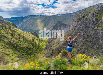Noelle Synder trail running in Hells Canyon Stock Photo