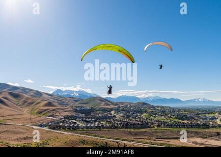 Paragliders ridge soaring at Point of the Mountain Flight Park in Utah Stock Photo