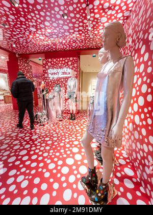 Yayoi Kusama @ Louis Vuitton Paris store  Yayoi kusama, Shop design, Store  design