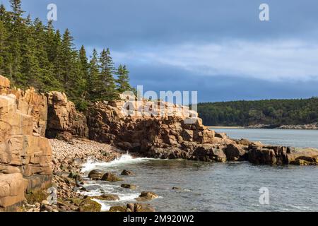 Atlantic Ocean waves hitting the rocky coastline in Acadia National Park, Maine Stock Photo