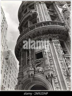Daily News Building Berenice Abbott (American, 1898-1991). Daily News Building, November 21,1935. Gelatin silver photograph, 9 15/16 x 8 in. (25.2 x 20.3 cm).  Returning to New York in 1929 after nearly a decade in France, Berenice Abbott found a city transformed by modern life. Hired by the Works Progress Administration to document the city, she produced a large number of often dramatically composed images reflecting the city’s changing features. Abbott shot the Daily News Building looking toward the East River. Located on Forty-second Street between Third and Second avenues, the 1930 skyscra Stock Photo