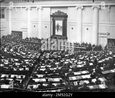 Meeting of the 4th State Duma on December 5, 1912. Chairman of the Council of Ministers Count V.N. Kokovtsov reads the government's declaration Stock Photo