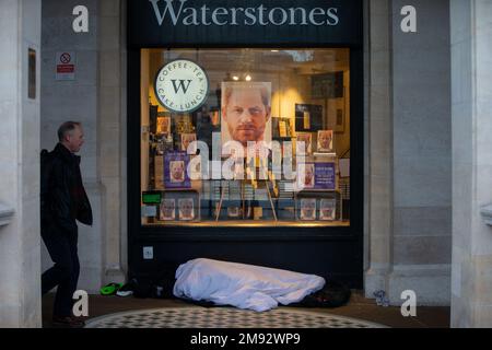 London, England, UK. 16th Jan, 2023. A rough sleeper is seen outside a Waterstones branch displaying Prince Harry's book 'Spare. (Credit Image: © Tayfun Salci/ZUMA Press Wire) EDITORIAL USAGE ONLY! Not for Commercial USAGE! Stock Photo