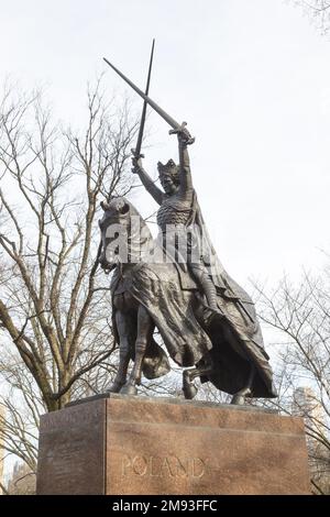 The King Jagiełło Monument is an equestrian monument of Władysław II Jagiełło, King of Poland and Grand Duke of Lithuania, located in Central Park, New York City. The monument commemorates the Battle of Grunwald, a decisive defeat of the Teutonic Order in 1410. Originally made for the Polish 1939 New York World's Fair pavilion. Sculptor: Polish sculptor Stanisław K. Ostrowski (1879–1947) Stock Photo