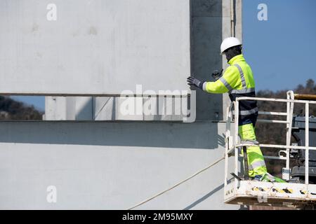“BTP” building site (public buildings and work sector): concrete wall construction. Worker on the building site Stock Photo