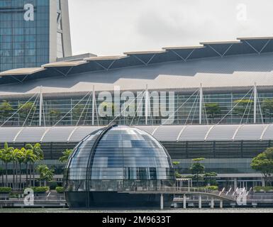 In Singapore the first floating Apple Store: A transparent glass dome