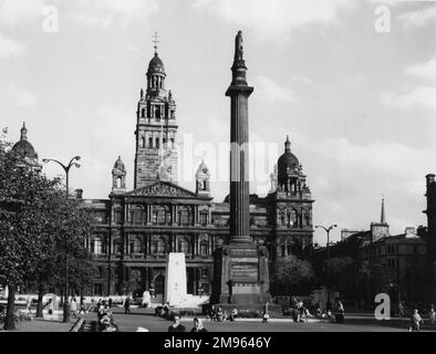 George Square, the centre of Glasgow, Scotland. This fine square is dominated by the Italianate Municipal Chambers, with the Cenotaph in front and the Scott Column. Stock Photo