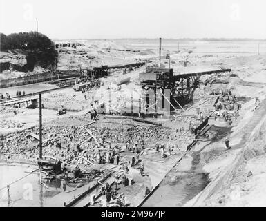 Constructing the Assiut of Asyut Barrage on the River Nile in Egypt, about 350 miles downstream of the Aswan Dam. The dam was built in order to divert the waters of the Nile into Egypt's largest irrigation canal, the Ibrahimiya Canal. The photograph shows the foundations of the Ibrahimiya canal head regulator Stock Photo