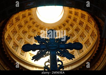 View of an ornate cross with the cupola above it, in the Basilica di San Giovanni in Laterano (Basilica of St John Lateran) in Rome, Italy.  This cathedral is the official ecclesiastical seat of the Bishop of Rome, ie the Pope. Stock Photo